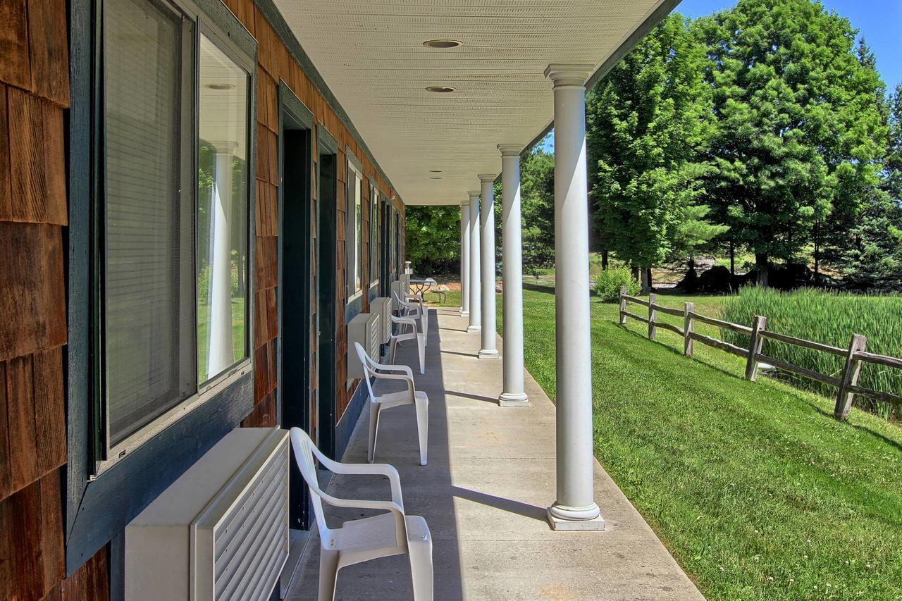 The Legend Cottage Inn Bellaire Exterior photo